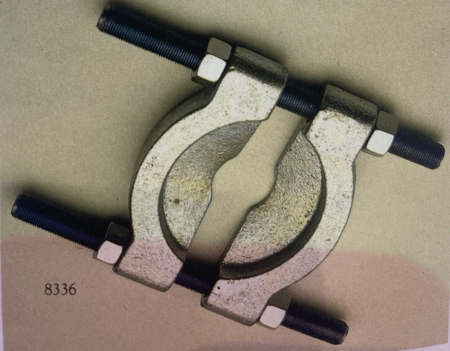 heavy-duty bearing separator tool with forcing screw and puller arms